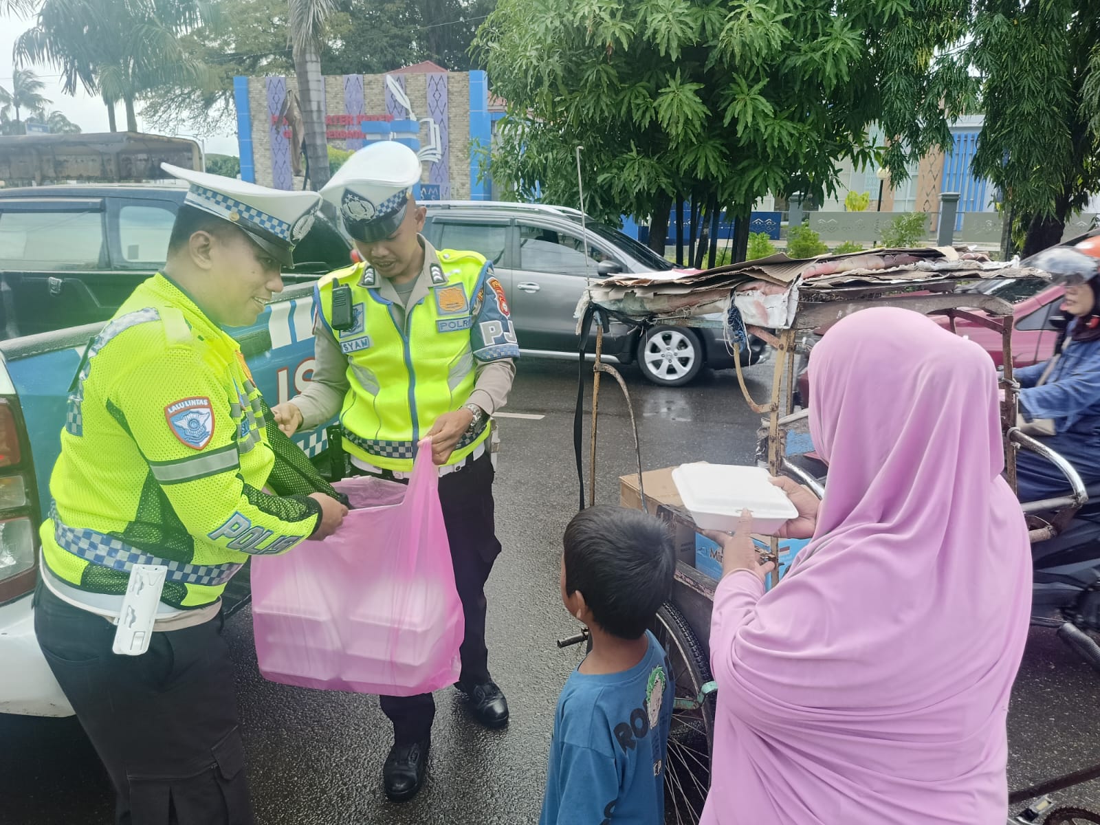 Ditlantas Polda Sulbar Tebar Kepedulian Lewat Aksi Berbagi Makanan Gratis