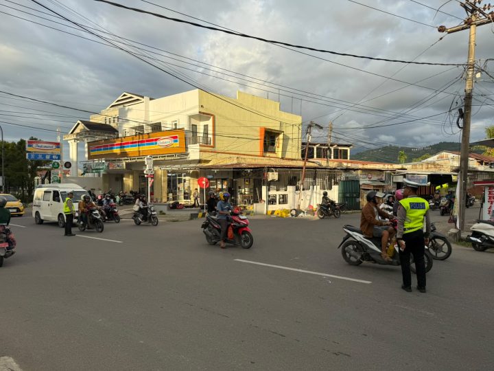 Polisi Hadir di Jam Sibuk, Ditlantas Polda Sulbar Lancarkan Arus Lalu Lintas Sore