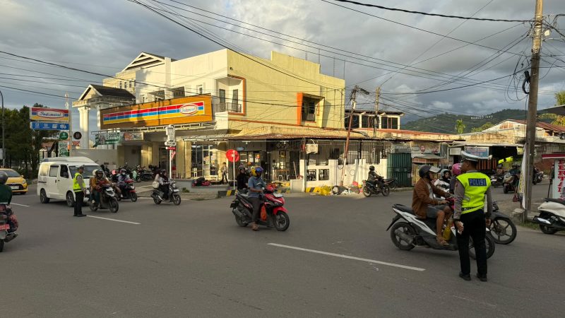 Polisi Hadir di Jam Sibuk, Ditlantas Polda Sulbar Lancarkan Arus Lalu Lintas Sore