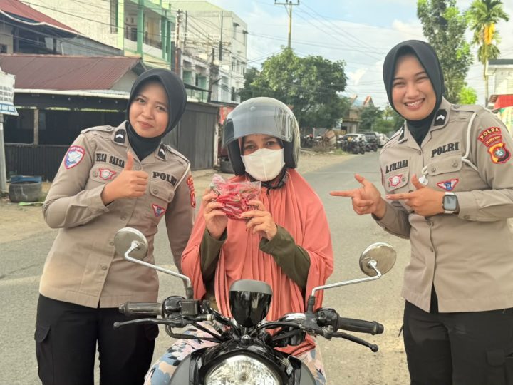 Polantas Menyapa Kembali Hadir, Ditlantas Polda Sulbar Bagikan Sayur Gratis untuk Pengendara Tertib
