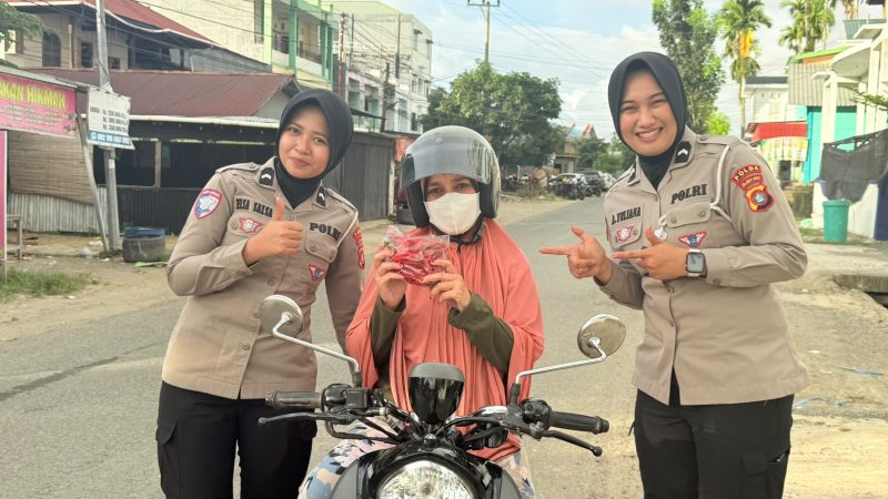 Polantas Menyapa Kembali Hadir, Ditlantas Polda Sulbar Bagikan Sayur Gratis untuk Pengendara Tertib