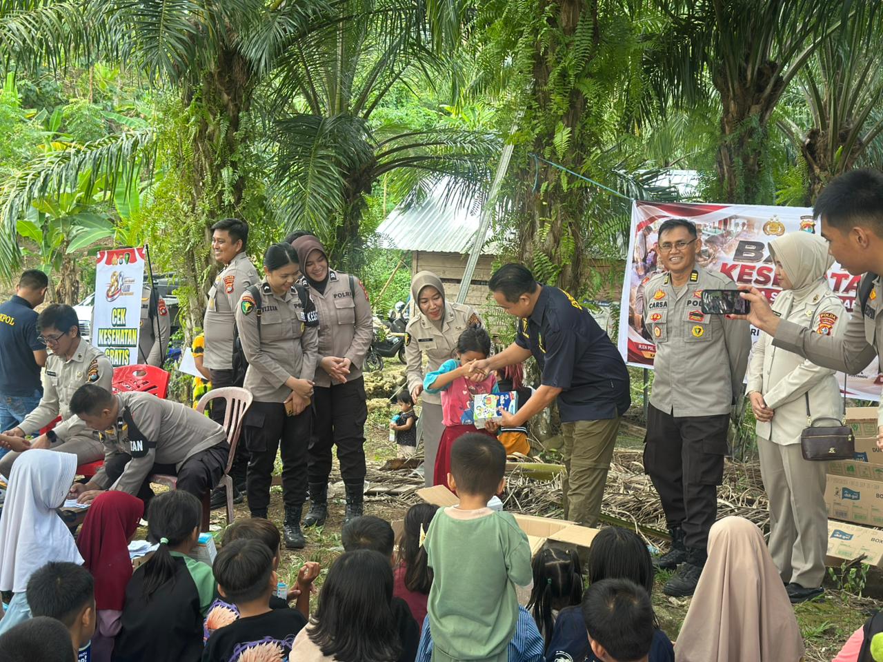 Ratusan Warga Taruminding Nikmati Layanan Kesehatan Gratis dari Biddokkes Polda Sulbar
