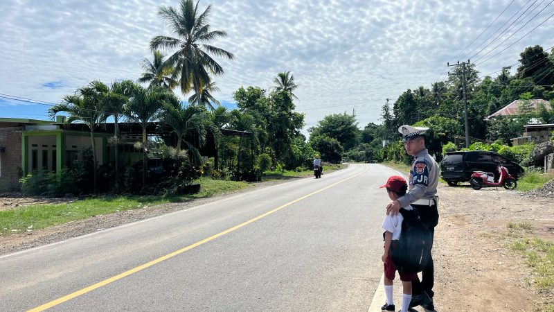 Hadir untuk Masyarakat, PJR Polda Sulbar Urai Kemacetan dan Jaga Keselamatan Pelajar