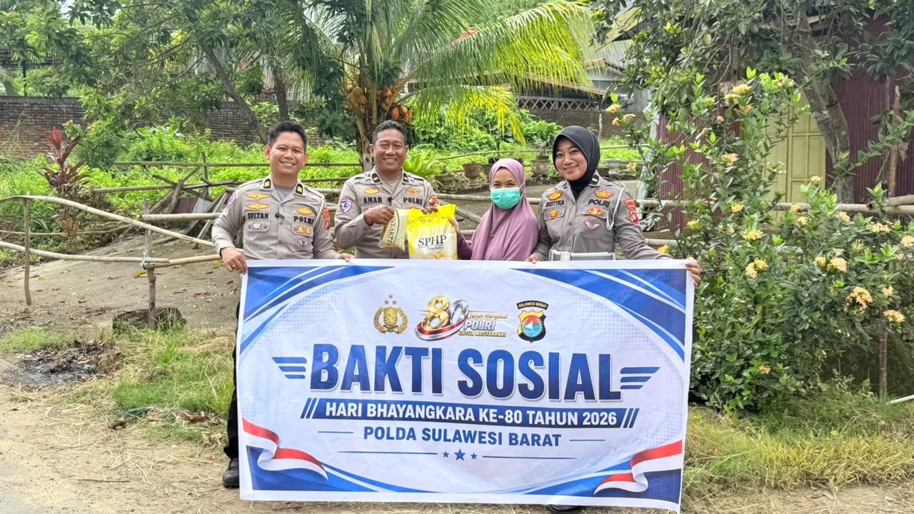 Ditlantas Polda Sulbar Tebar Kepedulian, Warga Prasejahtera Terima Sembako Gratis