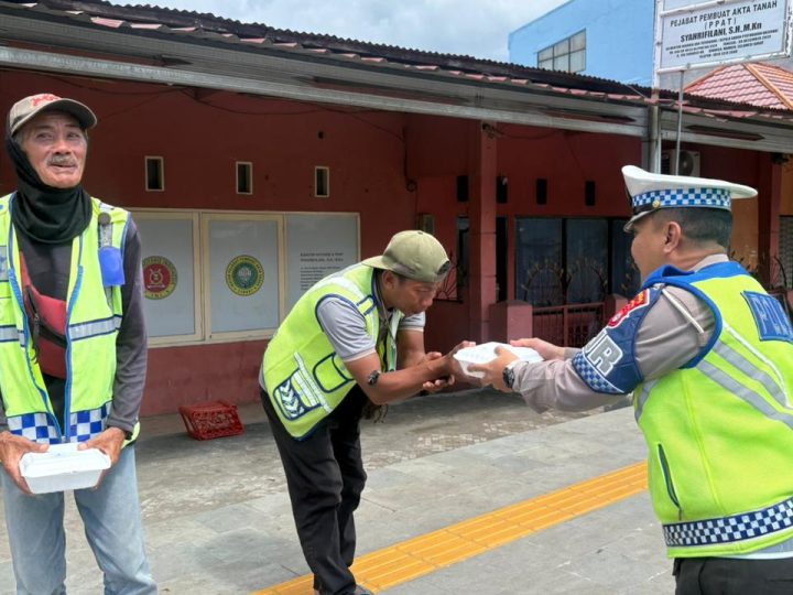 Polantas Sulbar Hadir Berbagi, Paket Makanan Gratis Disalurkan kepada Warga yang Bekerja di Jalanan