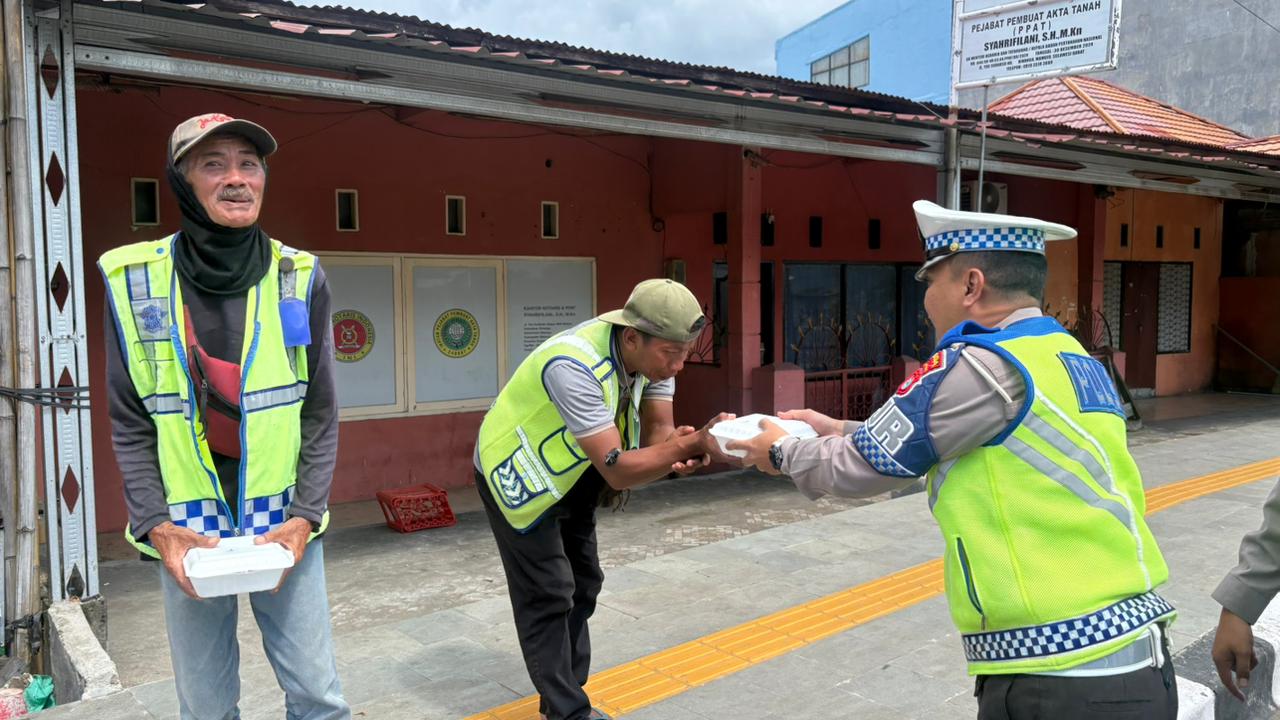 Polantas Sulbar Hadir Berbagi, Paket Makanan Gratis Disalurkan kepada Warga yang Bekerja di Jalanan