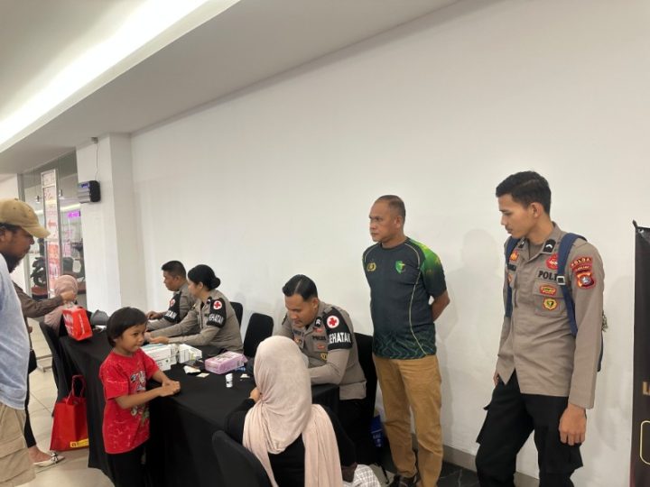 Biddokkes Polda Sulbar Sasar Pengunjung Mall dalam Bakti Kesehatan HUT Bhayangkara