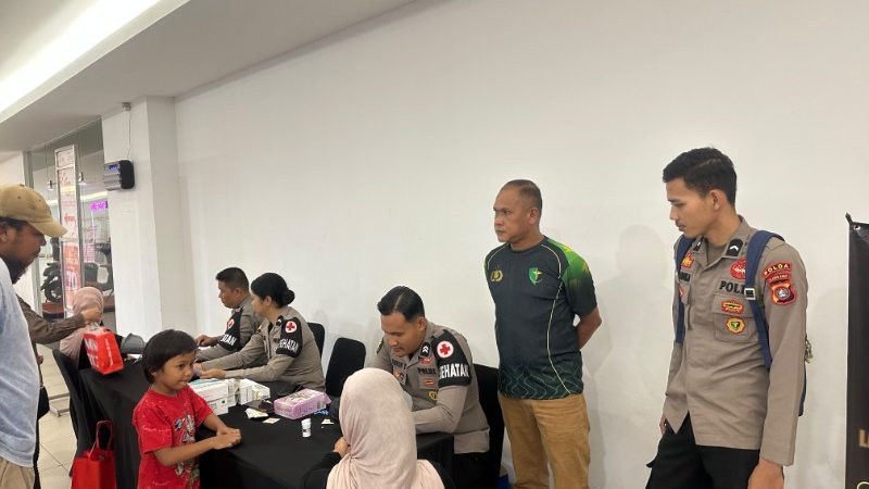 Biddokkes Polda Sulbar Sasar Pengunjung Mall dalam Bakti Kesehatan HUT Bhayangkara