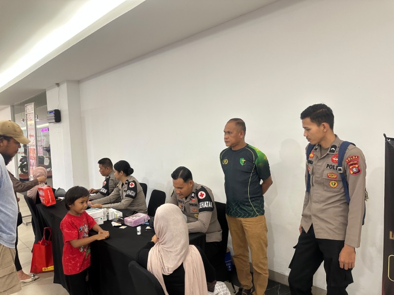 Biddokkes Polda Sulbar Sasar Pengunjung Mall dalam Bakti Kesehatan HUT Bhayangkara
