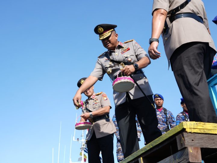 Hari Bhayangkara ke-80, Kapolda Sulbar Pimpin Upacara Tabur Bunga di Perairan