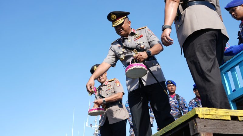 Hari Bhayangkara ke-80, Kapolda Sulbar Pimpin Upacara Tabur Bunga di Perairan