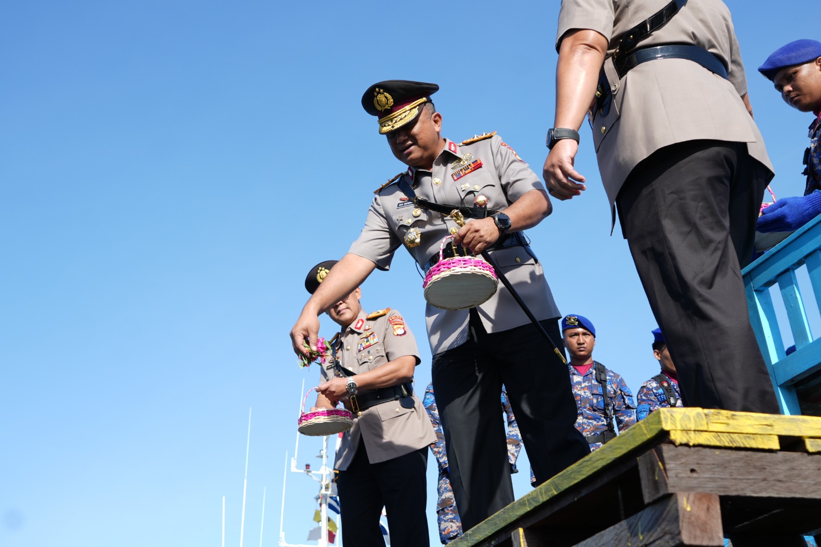 Hari Bhayangkara ke-80, Kapolda Sulbar Pimpin Upacara Tabur Bunga di Perairan