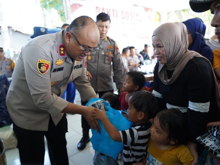 Menembus Laut, Membawa Harapan: Kapolda Sulbar Sambangi Warga Pulau Ambo