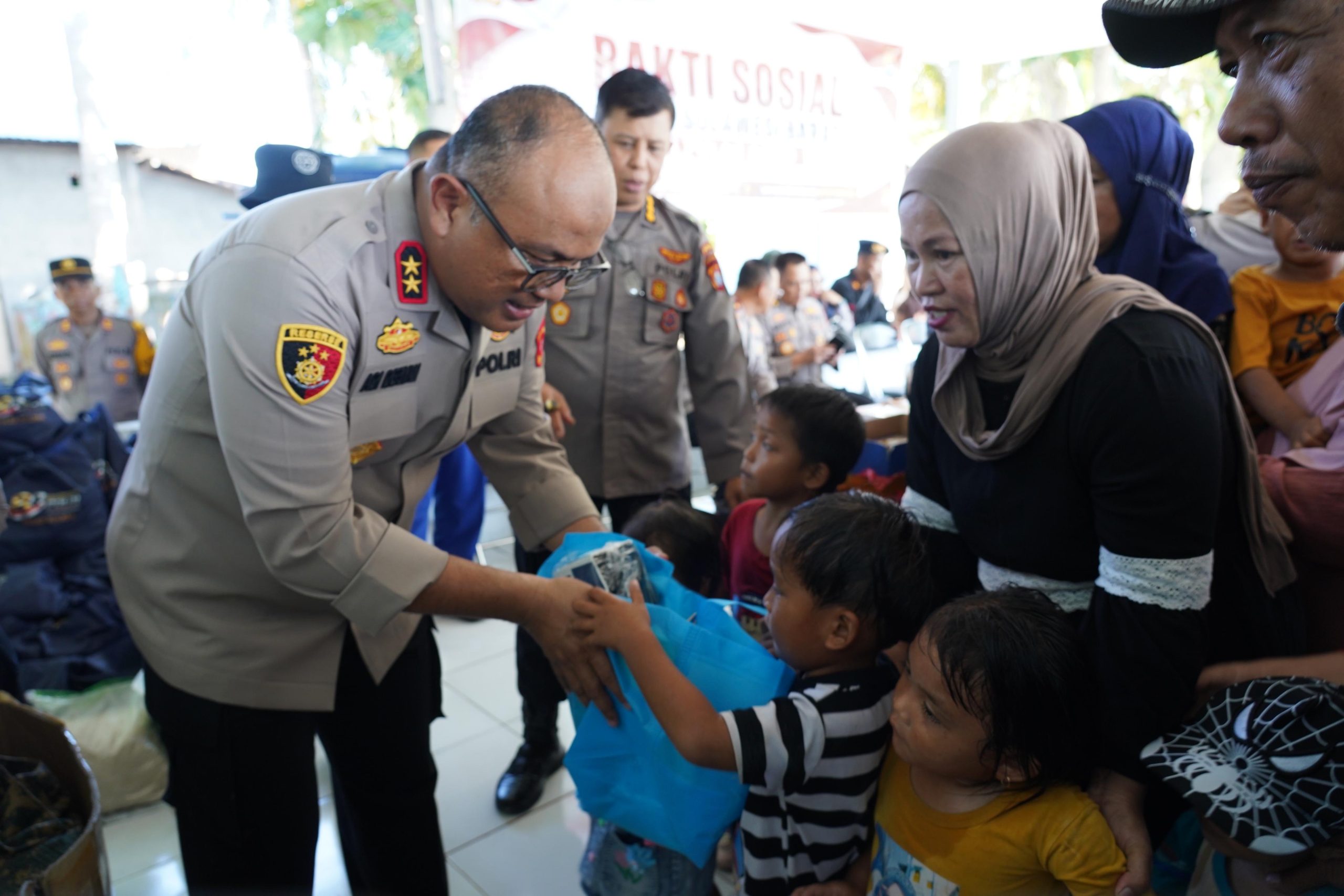 Menembus Laut, Membawa Harapan: Kapolda Sulbar Sambangi Warga Pulau Ambo