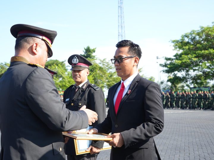 HUT Bhayangkara ke-80, Kapolda Sulbar Beri Penghargaan kepada Personel Berprestasi dan Masyarakat