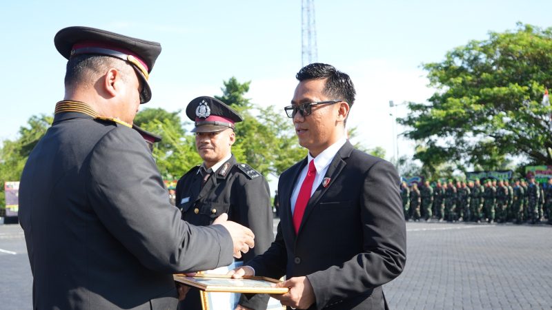 HUT Bhayangkara ke-80, Kapolda Sulbar Beri Penghargaan kepada Personel Berprestasi dan Masyarakat