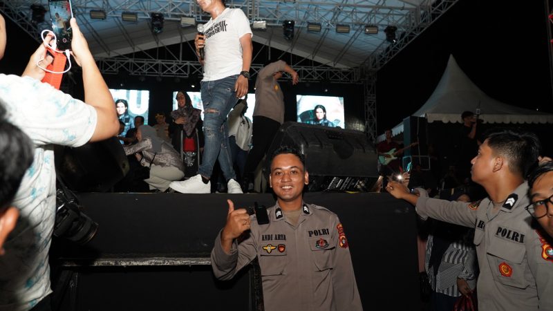 Charly Van Houten Meriahkan Panggung Gembira HUT Bhayangkara ke-80 Polda Sulbar