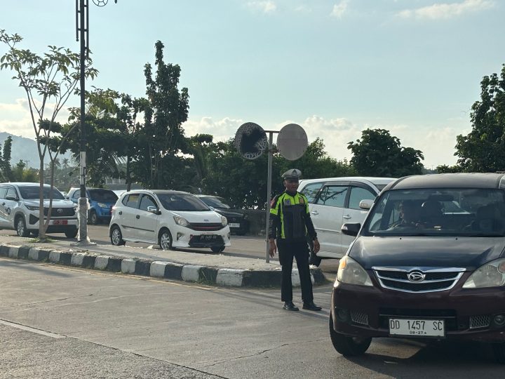 Pastikan Setiap Pengendara Aman Ditlantas Polda Sulbar Siaga Penuh di Jam Padat Mobilitas