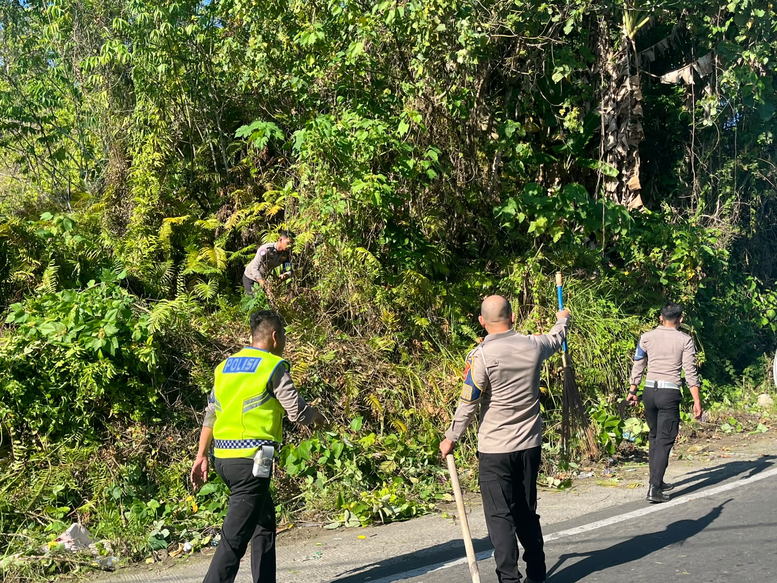 Ditlantas Polda Sulbar Gelar Aksi Bersih Jalan untuk Tingkatkan Keselamatan Berlalu Lintas