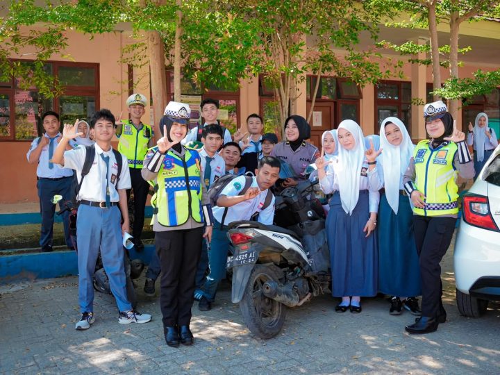 Polantas Polda Sulbar Edukasi Pelajar SMKN 1 Mamuju, Bangun Budaya Tertib Berlalu Lintas Sejak Dini