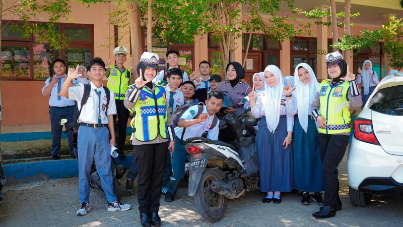 Polantas Polda Sulbar Edukasi Pelajar SMKN 1 Mamuju, Bangun Budaya Tertib Berlalu Lintas Sejak Dini