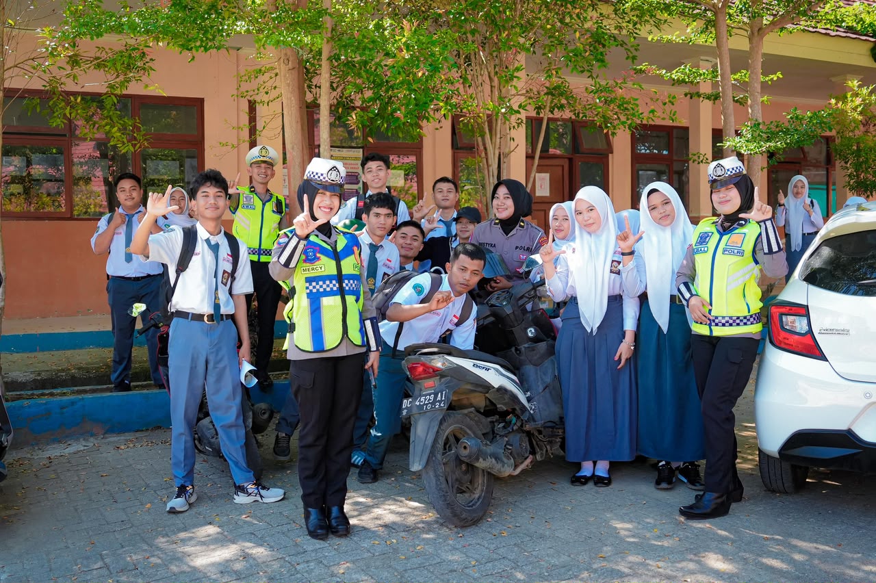 Polantas Polda Sulbar Edukasi Pelajar SMKN 1 Mamuju, Bangun Budaya Tertib Berlalu Lintas Sejak Dini