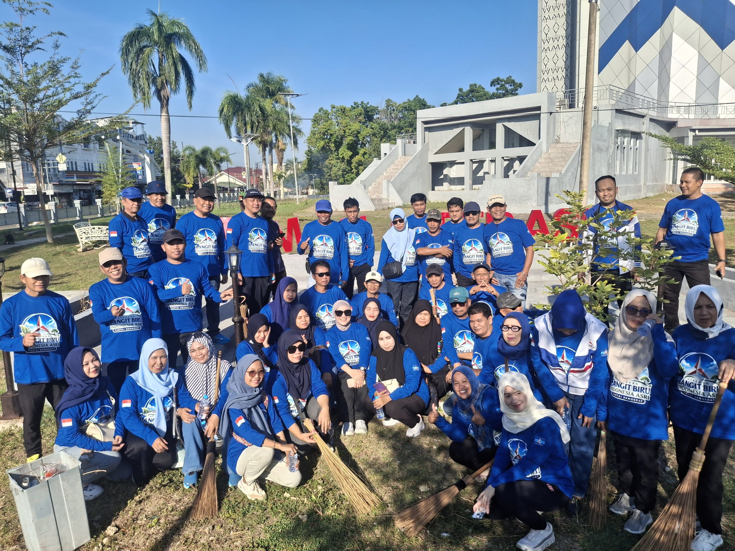 Aksi Bakti dan Tanaman Pohon Demokrat Mamuju, Semarakkan Langit Biru Indonesia Asri
