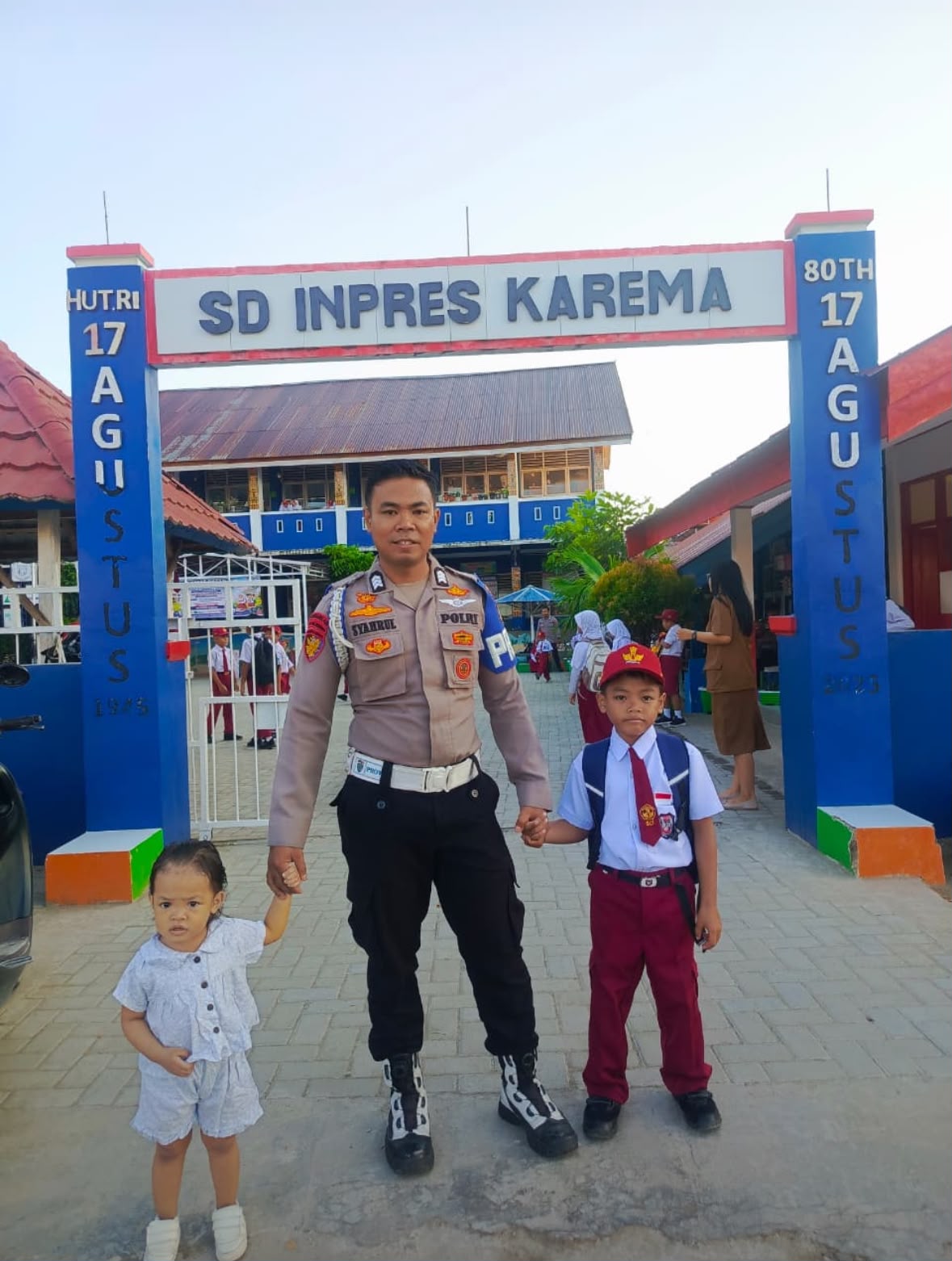 GAMAS Polda Sulbar, Momen Hangat Ayah Berseragam Antar Anak di Hari Pertama Sekolah