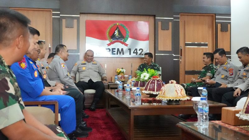Silaturahmi ke Korem 142 Tatag, Kapolda Sulbar Tegaskan Pentingnya Sinergi TNI-Polri