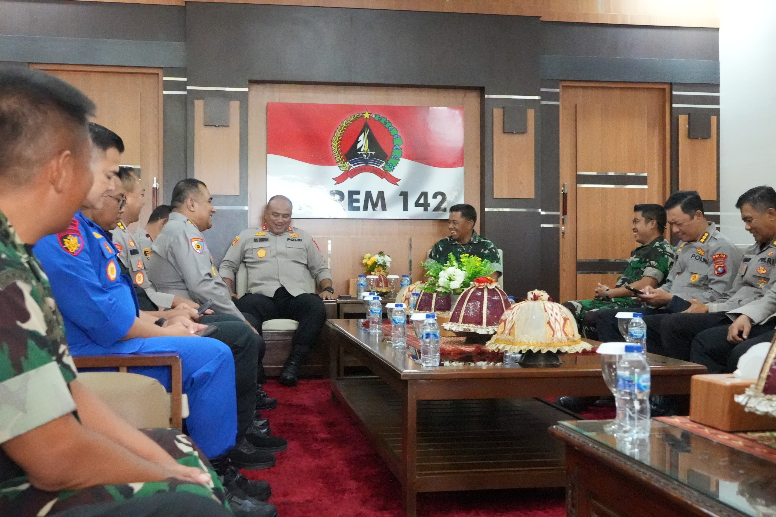 Silaturahmi ke Korem 142 Tatag, Kapolda Sulbar Tegaskan Pentingnya Sinergi TNI-Polri