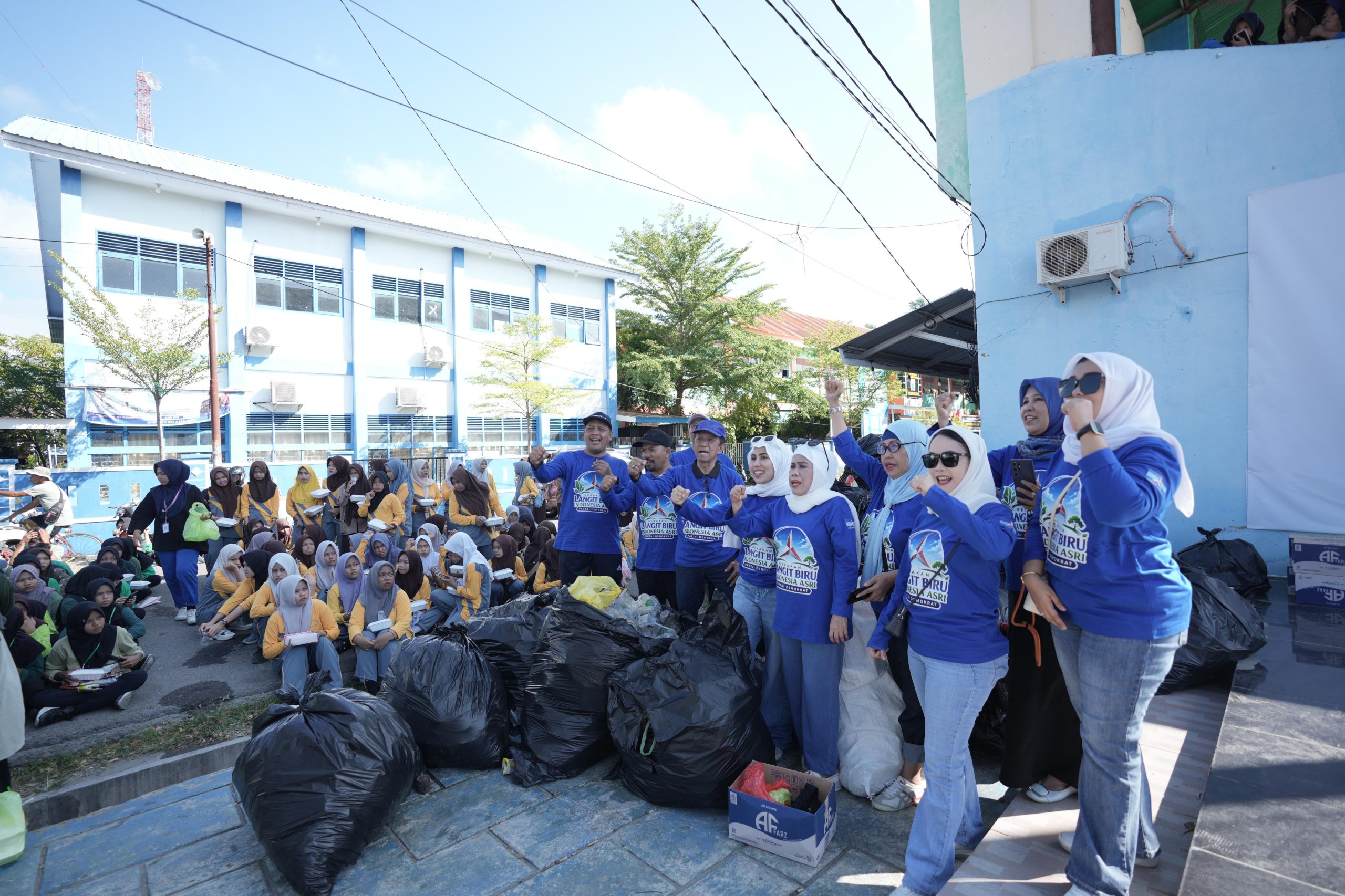 Demokrat Majene Aksi Peduli Lingkungan, Stadion Prasamya Jadi Fokus