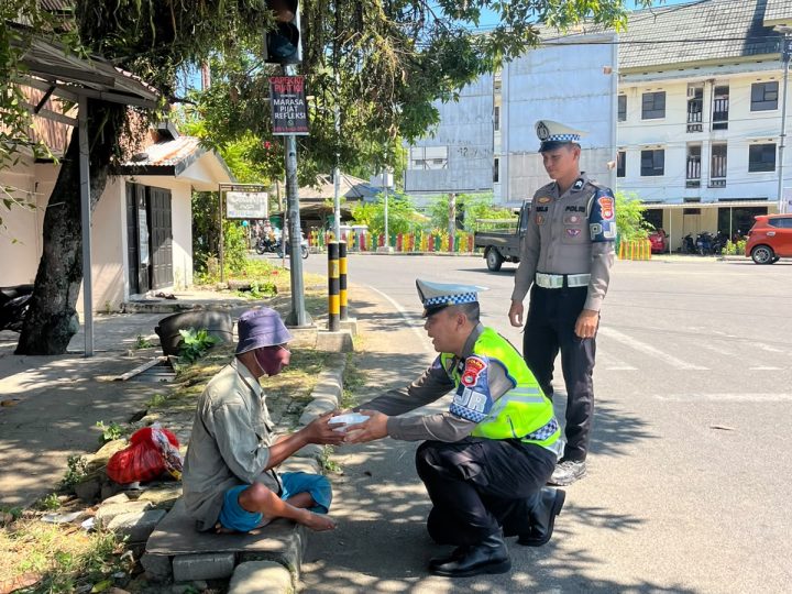Polantas Polda Sulbar Bagikan Makanan Gratis, Wujud Kepedulian kepada Pekerja Jalanan