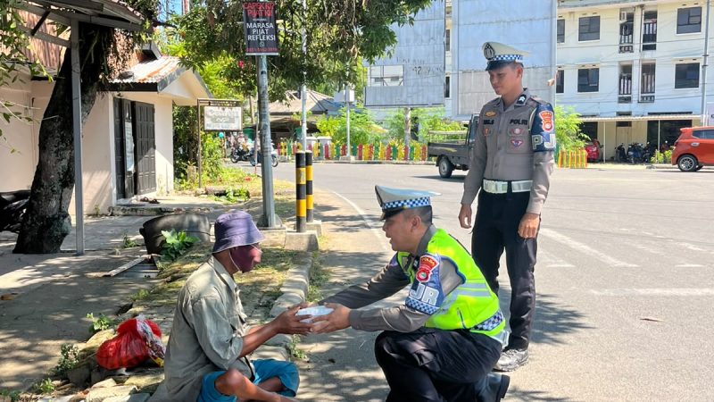 Polantas Polda Sulbar Bagikan Makanan Gratis, Wujud Kepedulian kepada Pekerja Jalanan