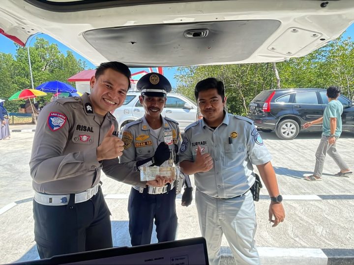 Permudah Warga, SAMKEL Ditlantas Polda Sulbar Jemput Bola di Kampung Nelayan