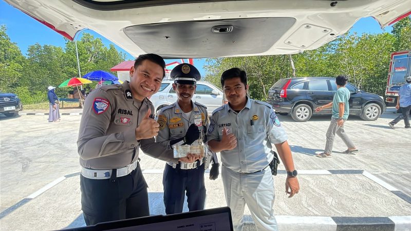Permudah Warga, SAMKEL Ditlantas Polda Sulbar Jemput Bola di Kampung Nelayan