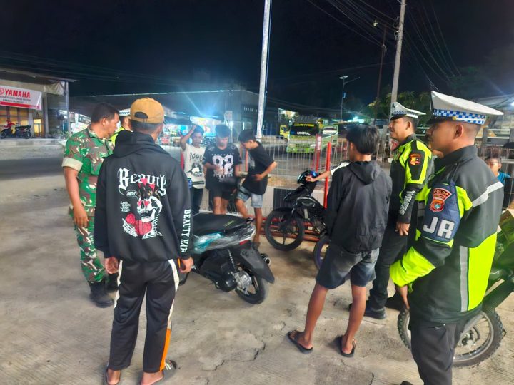 Polantas Polda Sulbar dan Babinsa Edukasi Pemuda Lewat Patroli Blue Light