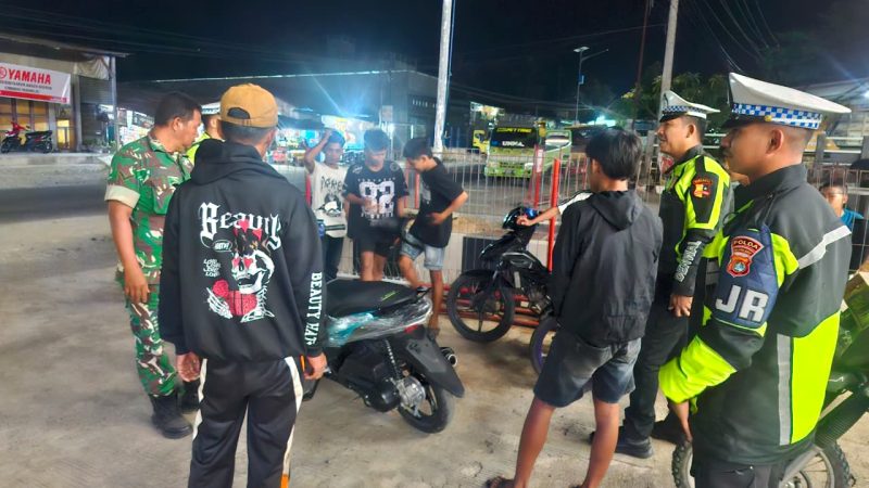 Polantas Polda Sulbar dan Babinsa Edukasi Pemuda Lewat Patroli Blue Light