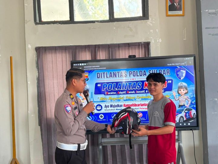 Ditlantas Polda Sulbar Kenalkan Aplikasi E-Teguran kepada Pelajar SMAN 2 Mamuju