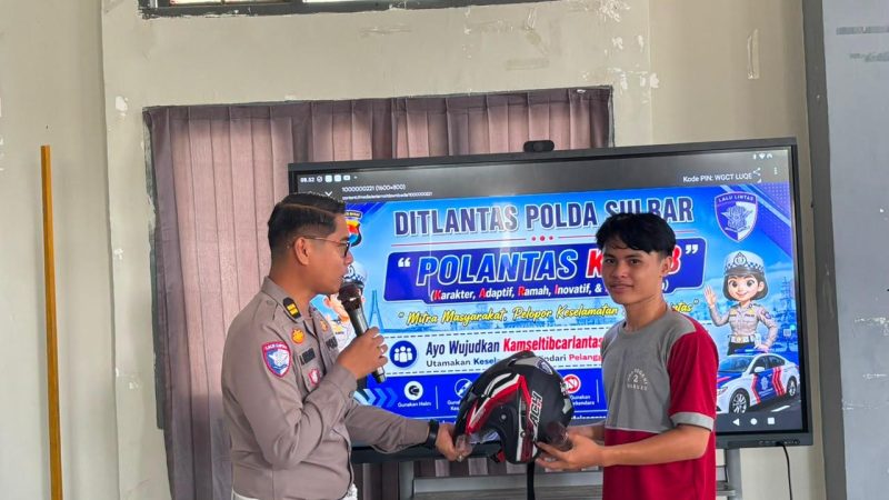 Ditlantas Polda Sulbar Kenalkan Aplikasi E-Teguran kepada Pelajar SMAN 2 Mamuju