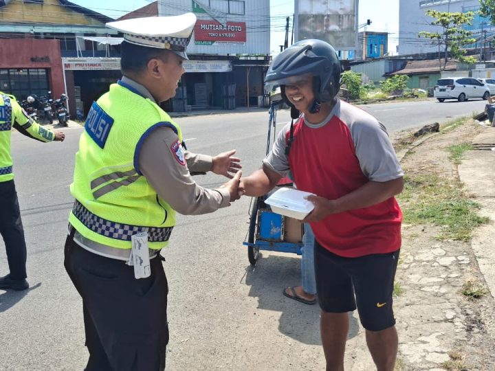 Polantas Karib Tebar Berkah Jumat, Bagikan Makanan Gratis untuk Warga Mamuju