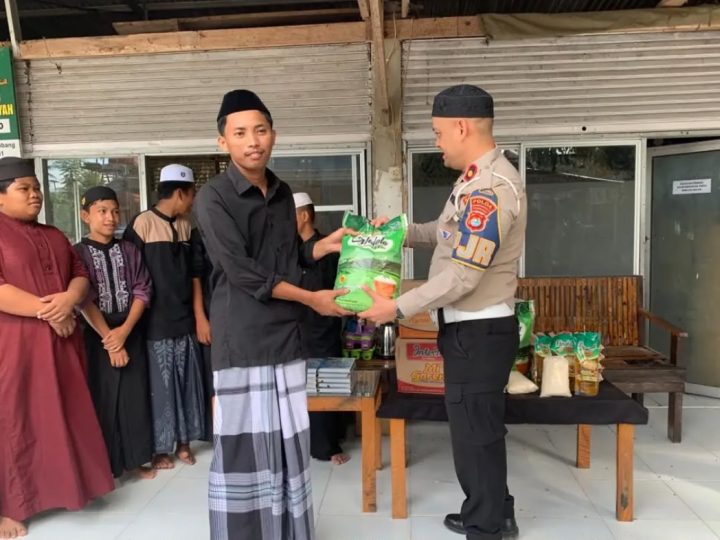 Polantas Karib Hadir di Pesantren, Sat PJR Polda Sulbar Salurkan Al-Qur’an dan Sembako