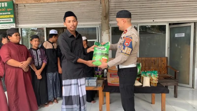 Polantas Karib Hadir di Pesantren, Sat PJR Polda Sulbar Salurkan Al-Qur’an dan Sembako
