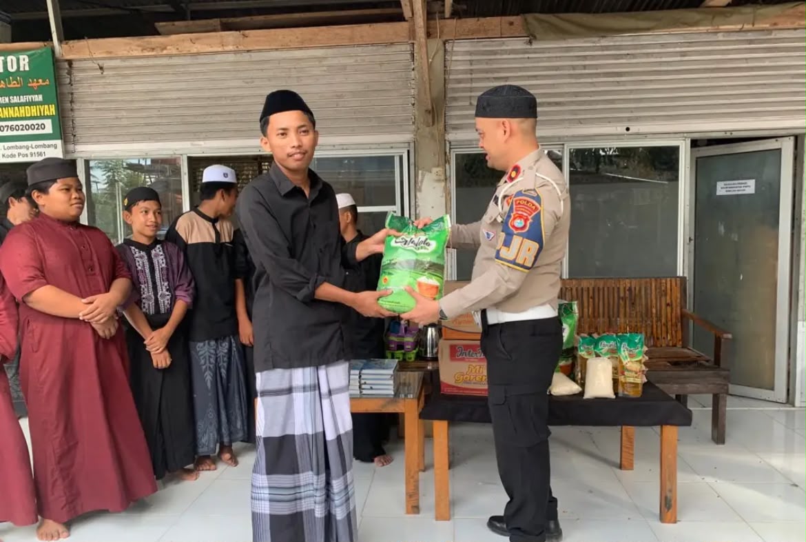 Polantas Karib Hadir di Pesantren, Sat PJR Polda Sulbar Salurkan Al-Qur’an dan Sembako