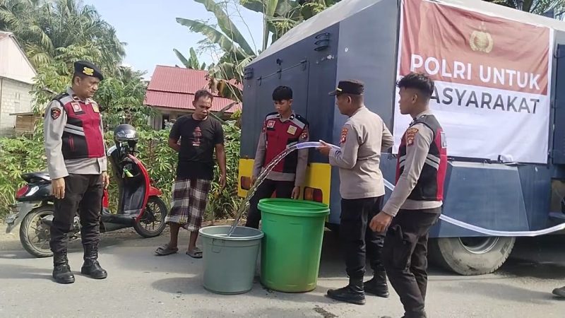 Hadapi Kemarau, Polres Mamuju Tengah Distribusikan Air Bersih ke Permukiman Warga