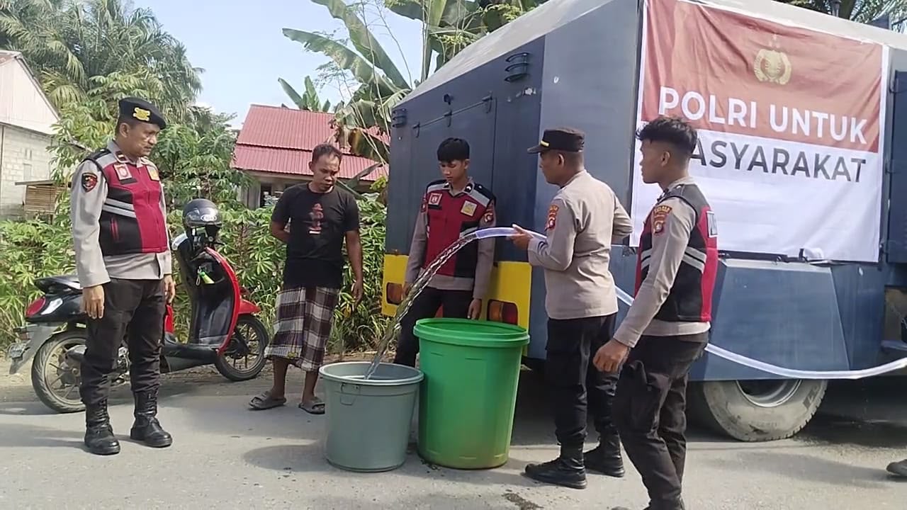 Hadapi Kemarau, Polres Mamuju Tengah Distribusikan Air Bersih ke Permukiman Warga