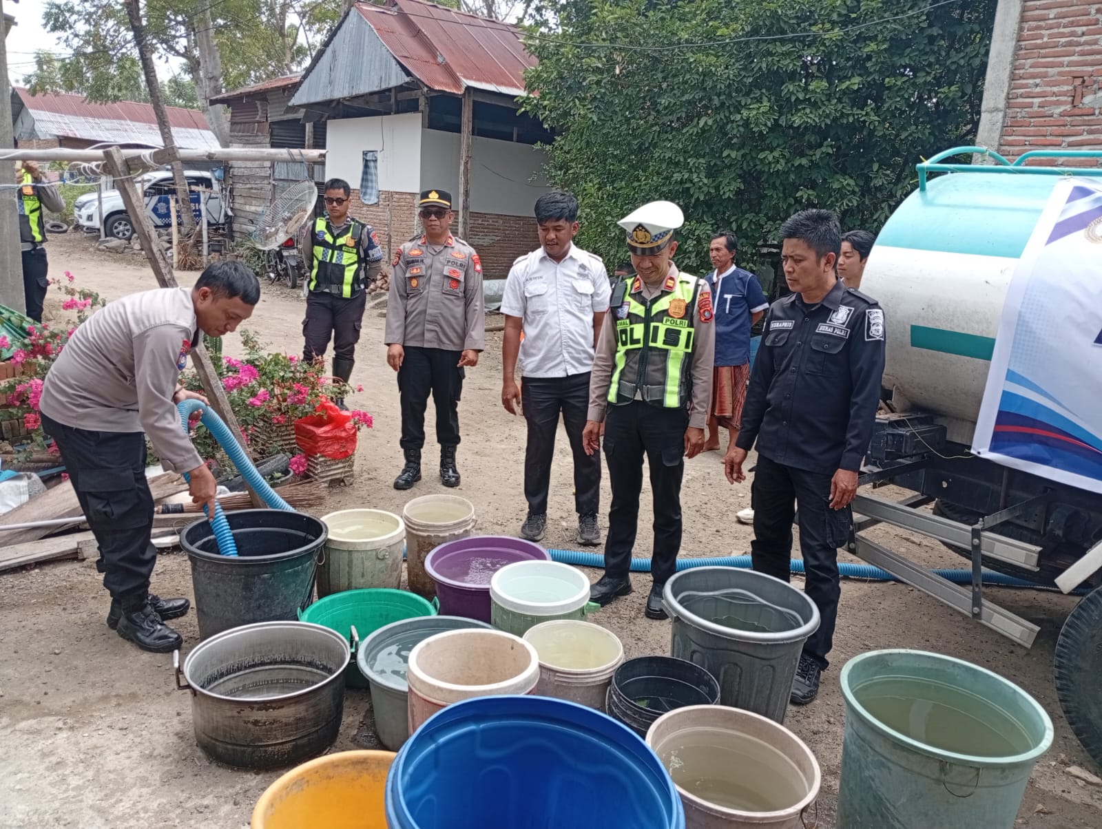 Polres Polman Distribusikan 8.000 Liter Air Bersih, Warga Ucapkan Terima Kasih Tulus