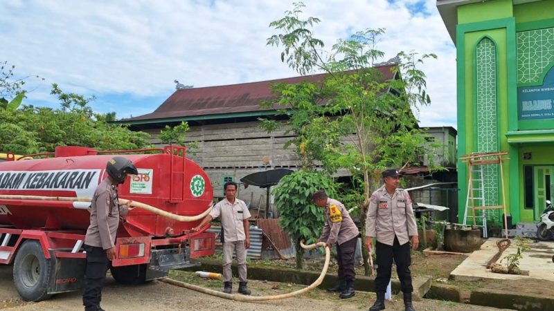 Kemarau Panjang Melanda, Polsek Baras Salurkan 5.000 Liter Air Bersih untuk Warga