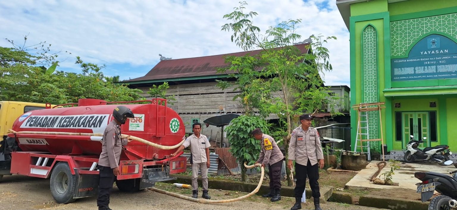 Kemarau Panjang Melanda, Polsek Baras Salurkan 5.000 Liter Air Bersih untuk Warga