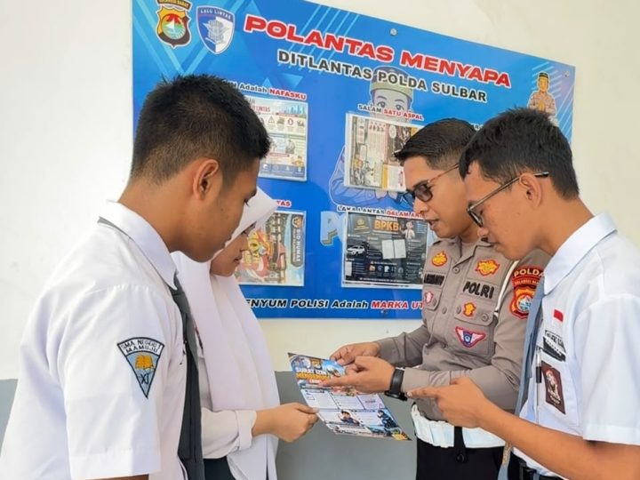 Pelajar SMAN 1 Mamuju Sambut Antusias Mading Edukatif Ditlantas Polda Sulbar