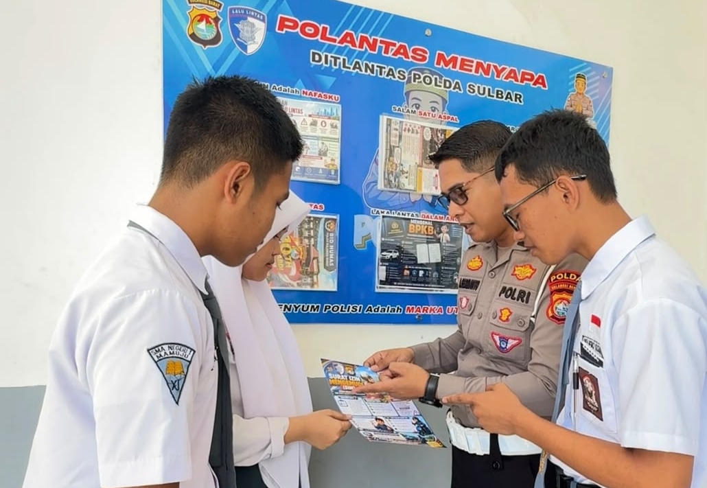 Pelajar SMAN 1 Mamuju Sambut Antusias Mading Edukatif Ditlantas Polda Sulbar